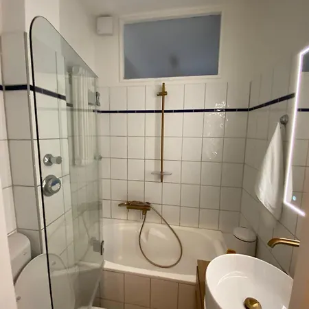 Einzimmerwohnung In Der Naehe Kudamms Und Location Gruenewald Berlin